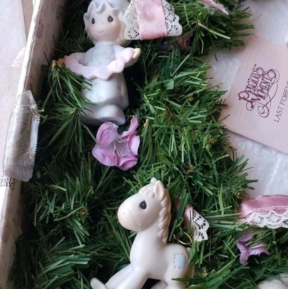 Precious Moments Wreath 9 Porcelain Ornaments‎